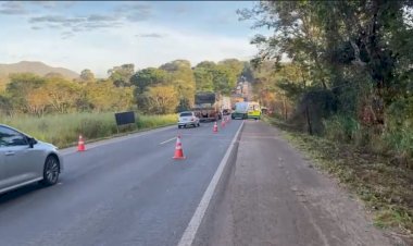 Colisão entre caminhão e carro deixa um morto e dois em estado grave, em Jaraguá