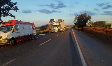 Homem morre após ser atropelado por própria carreta durante conserto, em Goiás