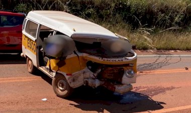 Acidente com Kombi escolar mata estudante e motorista na GO-118