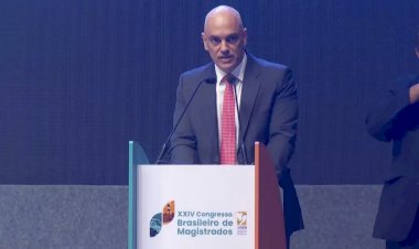 Democracia no Brasil será garantida com eleições limpas, transparentes e urnas eletrônicas, diz Alexandre de Moraes