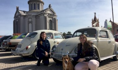 Homenagem a Jesse Koz mobiliza amantes de cães e carros antigos em Farroupilha
