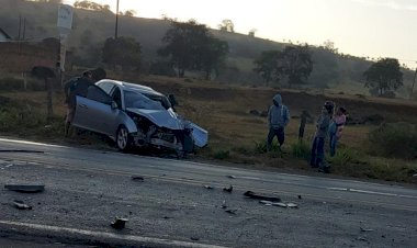 Duas pessoas ficam feridas em acidente envolvendo uma carreta e um veículo de passeio, na BR-153 em Rialma