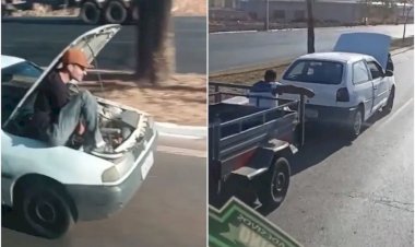 Homens são filmados sentados em motor e carretinha de carro em movimento em avenida de Goiânia; vídeo