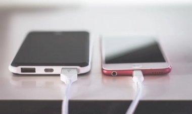 iPhones terão mesma entrada de celulares Android, diz vice-presidente da Apple