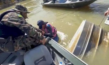 Canoa com três pessoas afunda após bater em banco de areia entre os rios Araguaia e Vermelho, em Aruanã