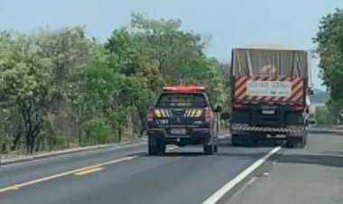 Caminhoneiro é hospitalizado após realizar manobras perigosas com carreta na BR-153, em Uruaçu
