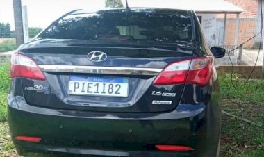 Polícia aborda casal fazendo sexo em carro e descobre que veículo havia sido roubado há dois meses