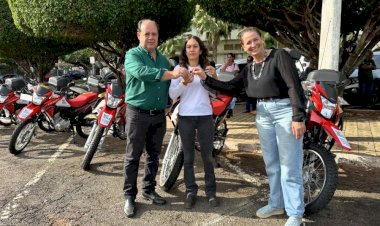 Prefeito Edmario entrega oito motos aos agentes de saúde do município