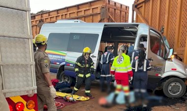 Sobe para cinco o número de mortos em acidente entre van da saúde e carreta na GO-336, em Itapaci