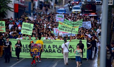 Aproximadamente mil pessoas participam da Marcha da Maconha em Goiânia