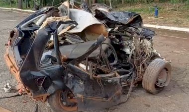 Goiás: Colisão frontal parte carro ao meio e deixa dois mortos na BR-153