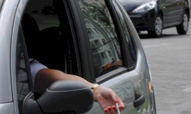 Fumar ao volante é infração de trânsito, gera multa e pontos na CNH