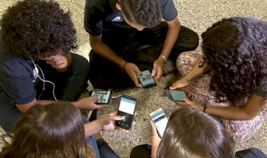 Lei que proíbe uso de celulares em escolas é sancionada em São Paulo