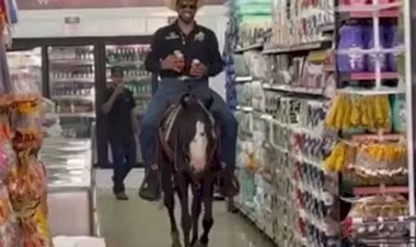 Estudante faz compras em supermercado de Nazário montado em cavalo