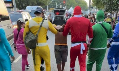Policiais fantasiados de Power Rangers prendem ladrão no carnaval em SP
