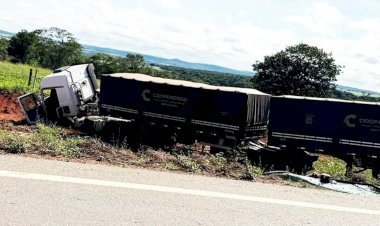 Duas pessoas morrem após acidente envolvendo carro e carreta na GO-217, entre Piracanjuba e Caldas