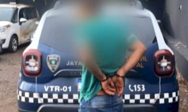Em Goiás: Motorista é preso por embriaguez ao volante após dormir com carro ligado no meio da rua