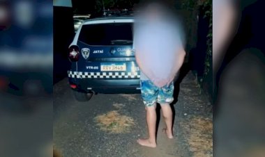 Em Goiás: Motorista bêbado é detido após parar carro no meio da rua para dormir