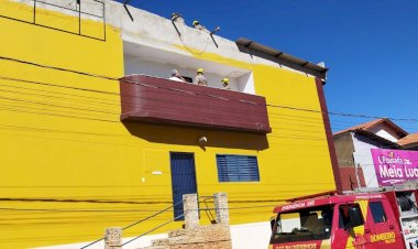 Dupla toma choque elétrico em edificação de Pirenópolis e precisa de resgate