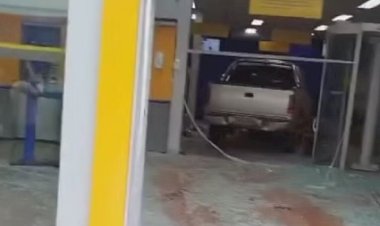 Em Goias: Idoso perde controle de caminhonete e invade agência bancária
