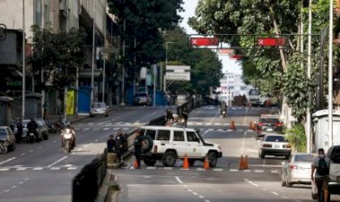 Venezuelanos conversam em códigos por medo de terem celulares revistados
