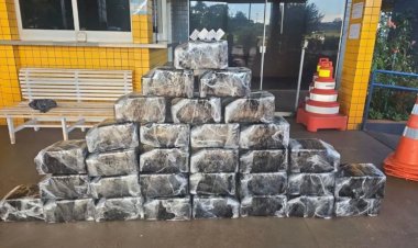 Caminhoneiro fica nervoso ao ser abordado em Jataí e admite: ‘tem coisa errada, sim’