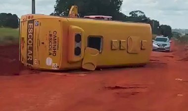Ônibus com crianças tomba em Mozarlândia após meses de reclamação dos pais