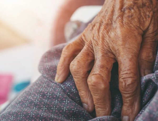 Mulher processa 9 irmãos para que ajudem a cuidar de mãe com Alzheimer em Goiás