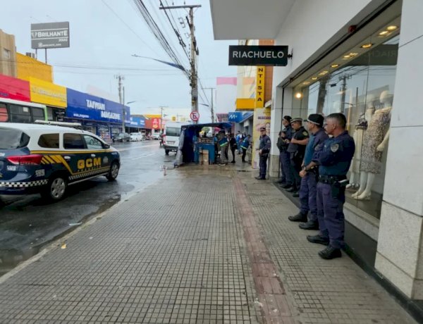 Após fim do prazo para desocupação, prefeitura apreende mercadorias de ambulantes na Avenida 24 de Outubro