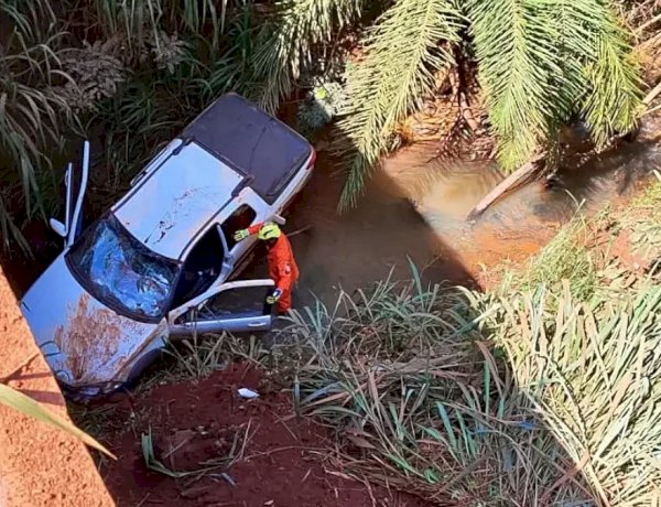 Motorista sobrevive após carro cair de ponte de 20 metros na GO-438, no Vale do São Patrício