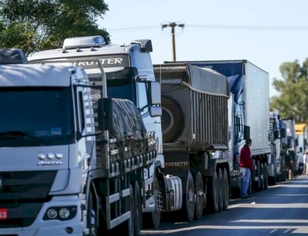 Caminhoneiros estão em estado de greve e aguardam negociações com o governo