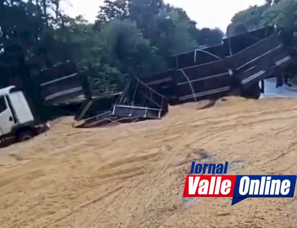 Carreta carregada de soja, se envolve em acidente na BR-153, próximo ao posto Gaúcho em Jaraguá