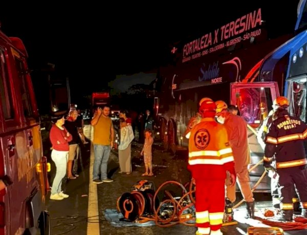 Acidente entre ônibus e carros deixa um morto na BR-153, em Campinorte