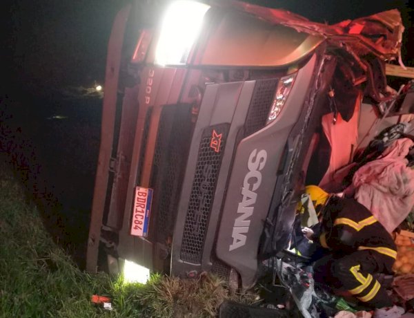 Caminhão carregado com batatas tomba e motorista fica preso às ferragens na BR-116