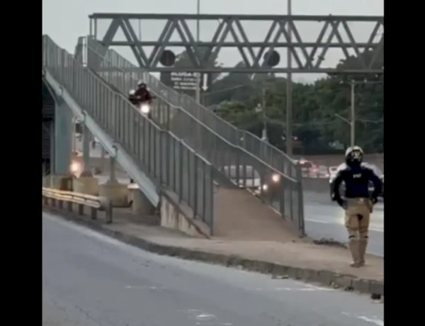 Motociclista é flagrado trafegando em passarela da BR-153, em Goiânia