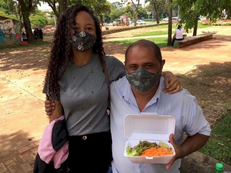 Em Goiás: Pai faz marmita e almoça com filha em praça para não correrem risco de atrasar em 2º dia de prova do Enem