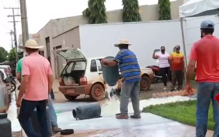 Em Goiás: Produtores despejam leite estragado em frente à Enel para protestar contra falta de energia