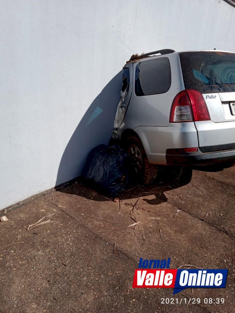 Condutor perde controle do veículo e acaba por atingir muro de residência, em Ceres