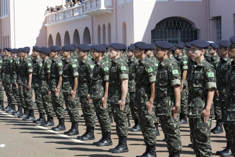 Deputado goiano Elias Vaz denuncia compra superfaturada de cerveja para o Exército