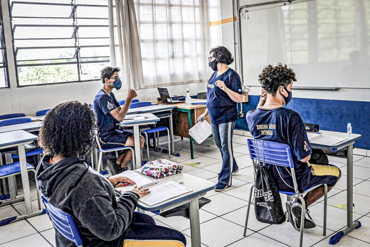 Em Goiás: Novo decreto mantém aulas presenciais nas escolas com até 30% dos alunos