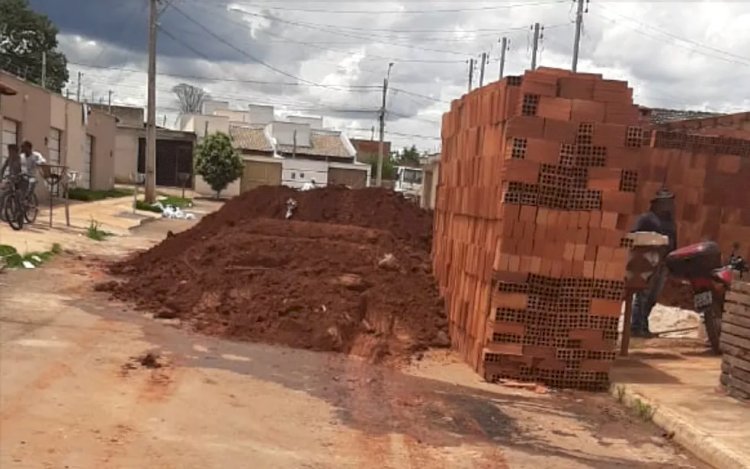 Em Goiás: Moradores denunciam que construtora colocou tijolos e terra no meio de rua durante obra