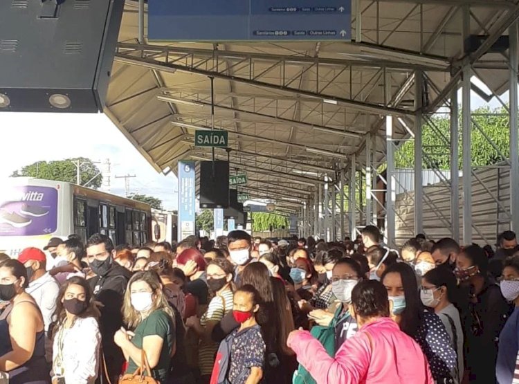 Aglomerações em ônibus e terminais de Goiânia persistem após decreto