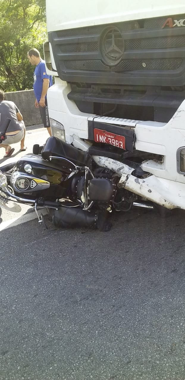 VÍDEO – Caminhoneiro bate em moto e carrega motociclista por 32 quilômetros pela BR-101