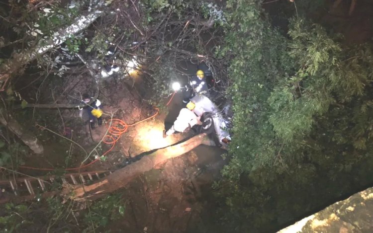 Dois jovens morrem após carro cair de ponte na GO-080, em Jaraguá