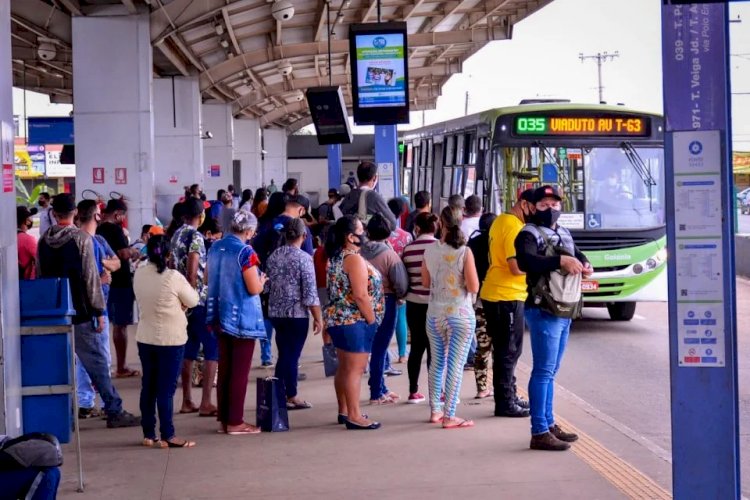 Apesar de lockdown, usuários encontram ônibus lotados nesta segunda em Goiânia