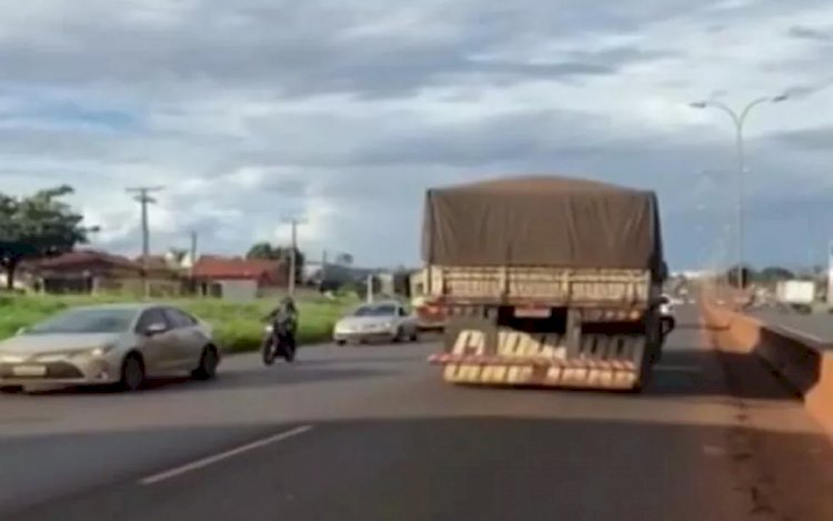 Em Goiás: Caminhoneiro é filmado dirigindo bêbado e na contramão da BR-060, diz polícia