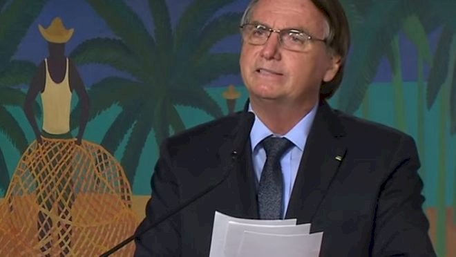 Com críticas a Paulo Freire, Bolsonaro assina decreto que regulamenta o novo Fundeb