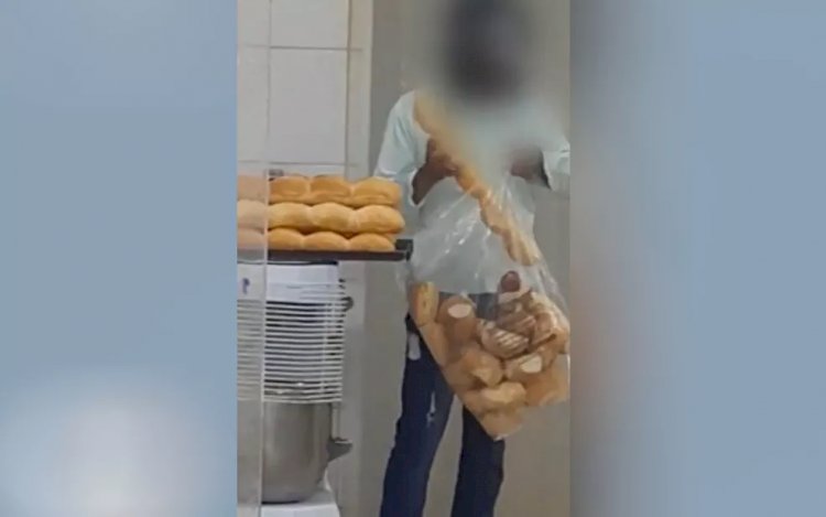 Em Goiás: Motociclista pega pães com as mãos e sem máscara em supermercado