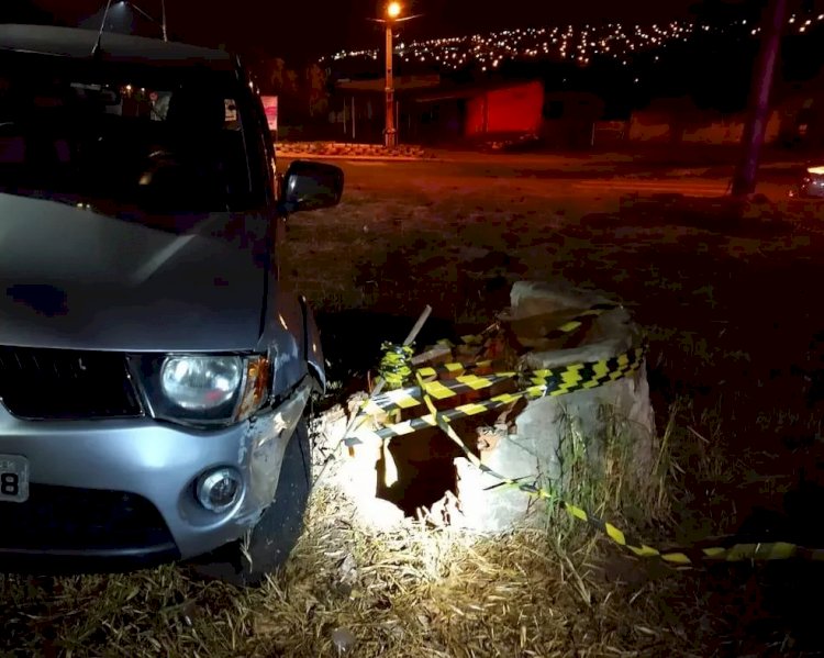 Homem bate carro, desce para ver estrago e cai em poço de 15 metros de profundidade