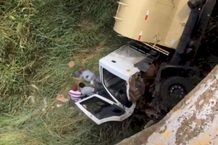 Em Goiás: Populares socorrem caminhoneiro que caiu de ponte na BR-153